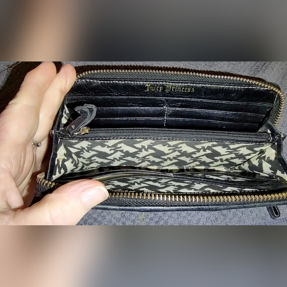 The Juicy Couture Vintage Black Shiny Leather Wallet - Picture 3 of 10